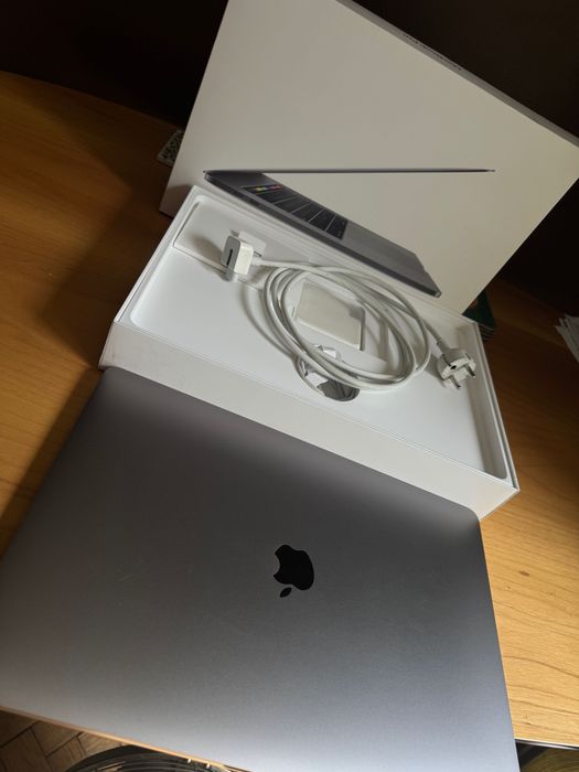 MacBook Pro 2018 15" A1990 Silver i7 / 16 Gb / SSD 512GB / Retina