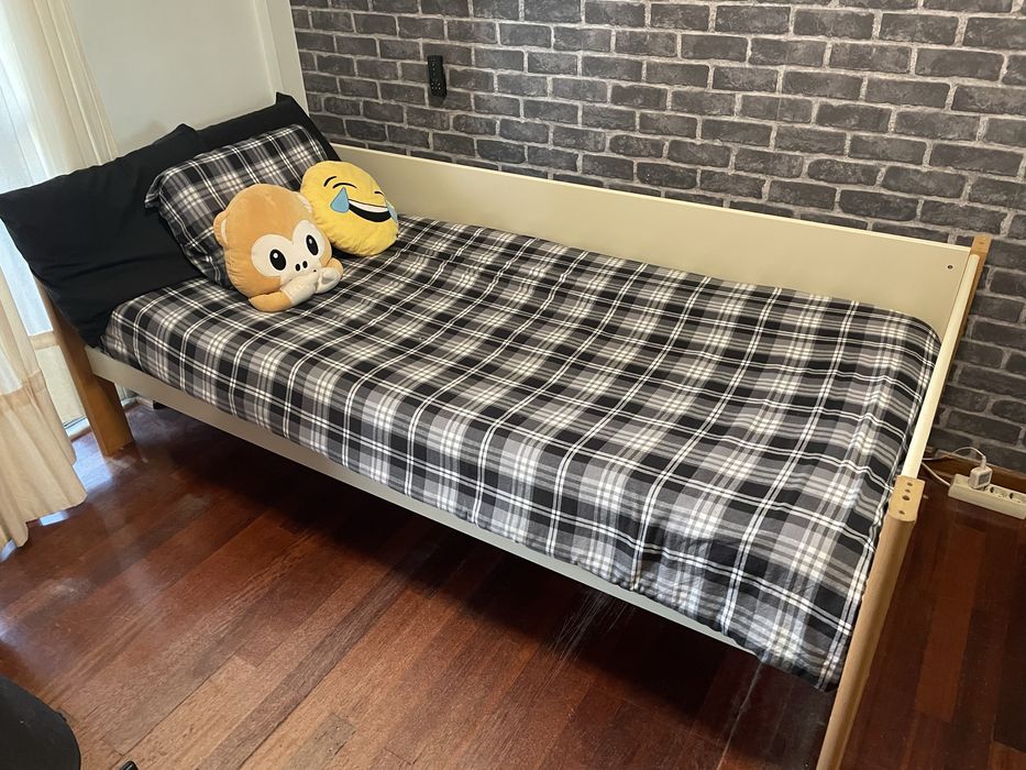 Cama de solteiro com gavetas