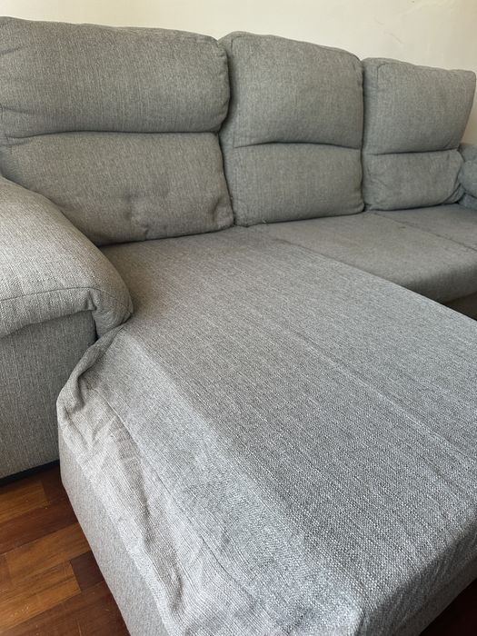 Sofá de canto (chaise longue) em tecido bouclé/chenille cinza