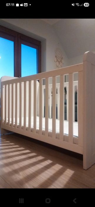 Łóżeczko drewniane z materacem