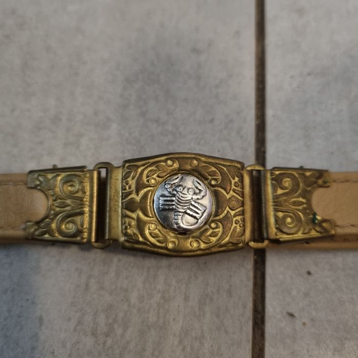 Pasek z klamrą skorpiona