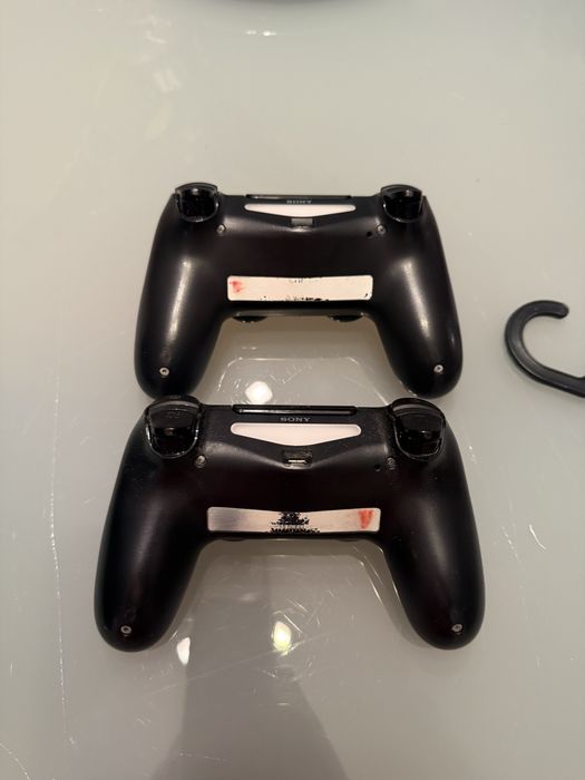 Playstation 4 500gb com 2 comandos
