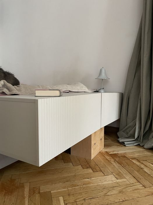 Szara ryflowana półka szafka ścienna komoda