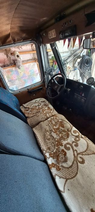 Трактор з причепом.