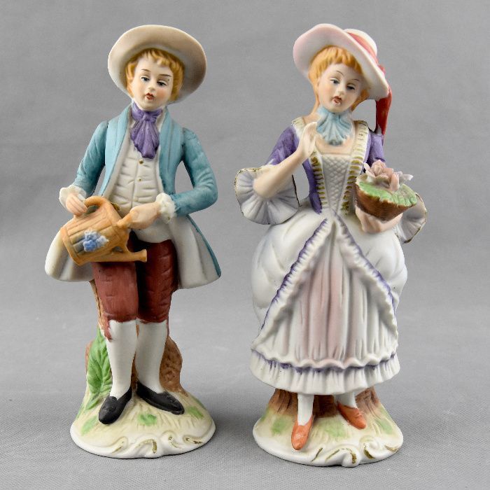 Par de figuras de Menino e Menina em Biscuit, pintados à mão