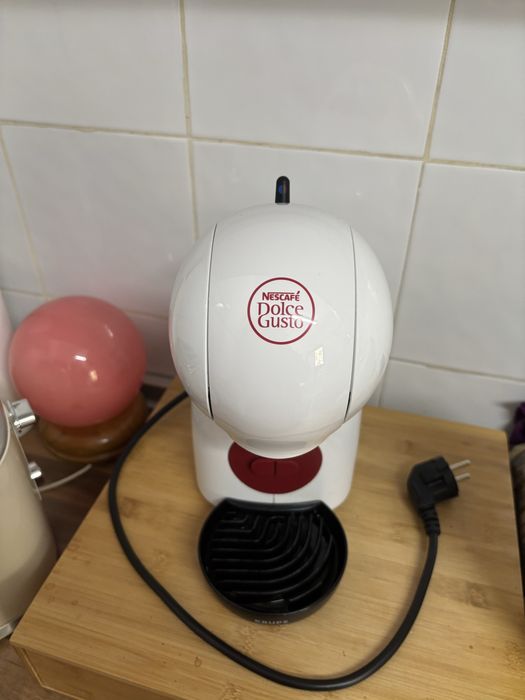 maquina cafe dolce gusto branca e vermelha