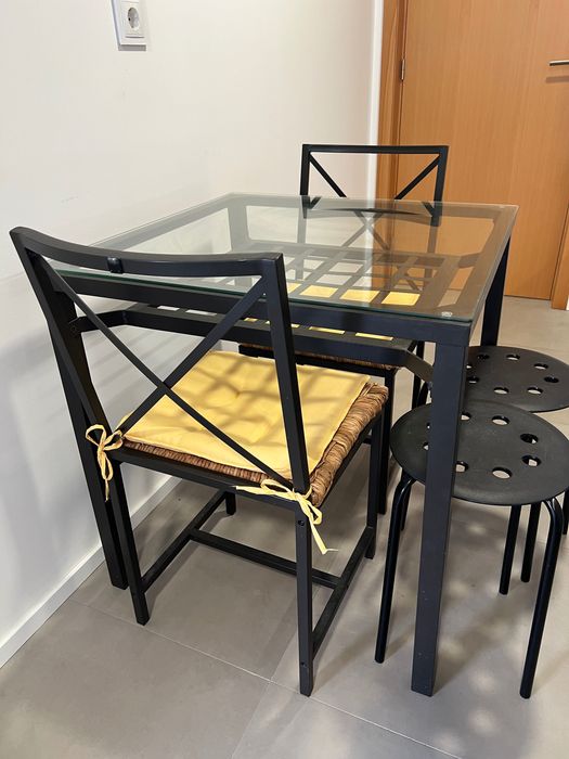 Conjunto Mesa de Vidro + 2 Cadeiras Rústicas + 2 Bancos (Almofadas de Oferta)