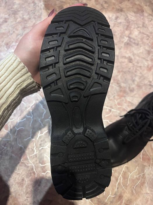 Літні шкіряні берці у чорному кольорі