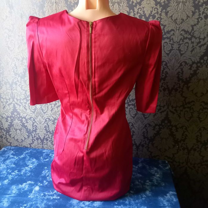 czerwona elegancka sukienka orsay z haftami