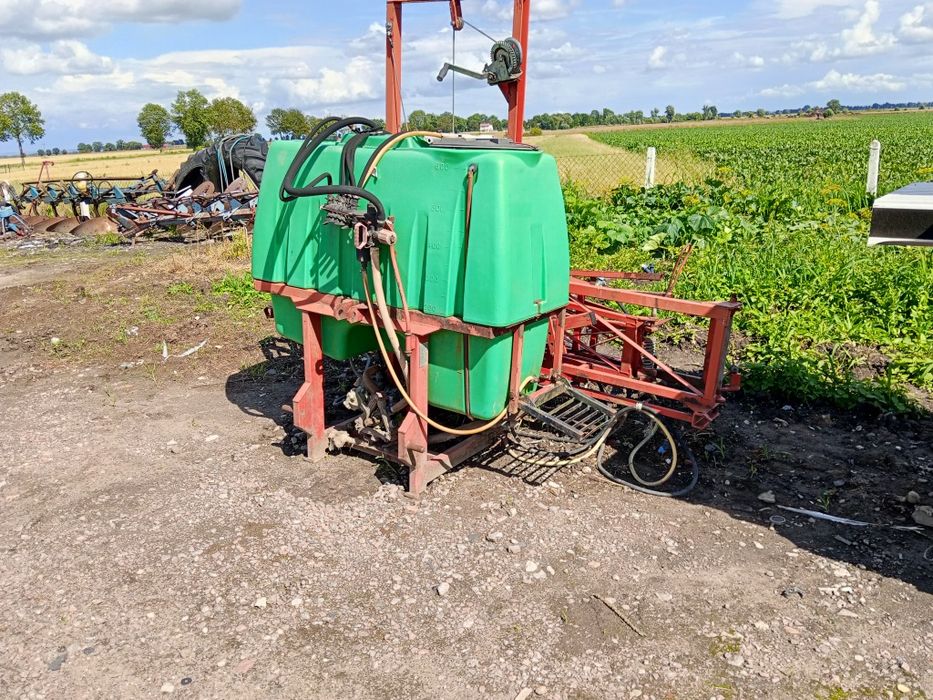 Opryskiwacz bury 600 litrów 15 metrów