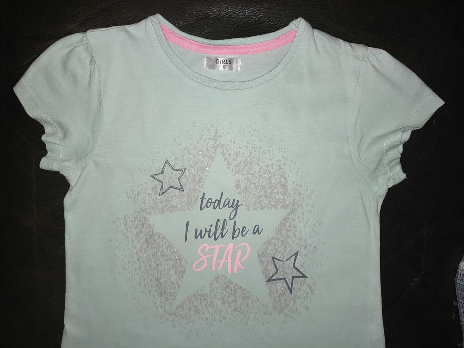 T-shirt bluzeczka z krótkimi rękawami i gwiazdkami