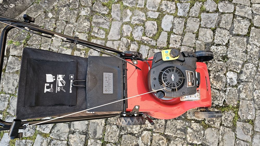 Corta relva com motor