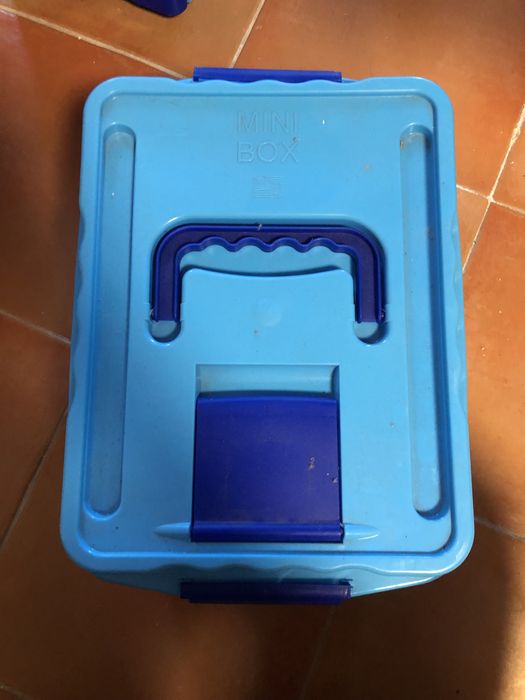 Caixa azul pequna pata arrumacao