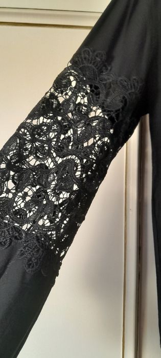 Tunica preta de manga comprida com renda