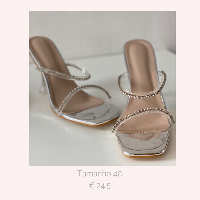 Sandalia Prateada com Pedra Brilho Salto Quadrado
