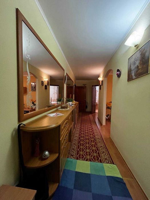 Простора 3 кімнатна квартира в центрі міста