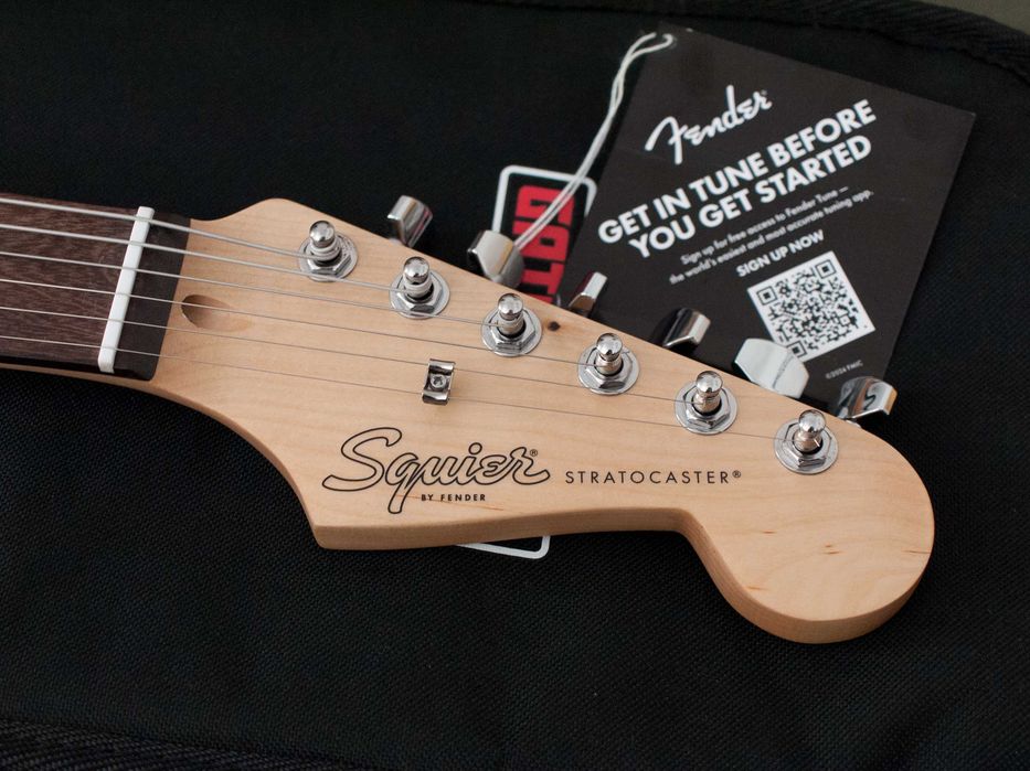 Squier Stratocaster + Seymour Duncan SSL-4 Quarter Pound + Saco Gator