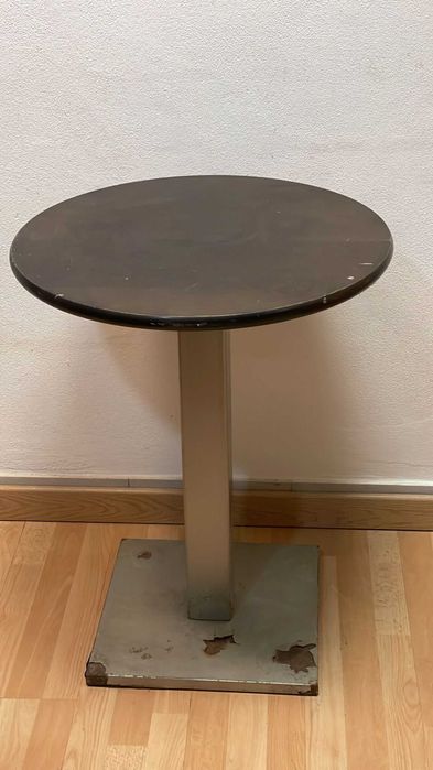 mesas antigas de café ou bar com base central de metal e tampo escuro.