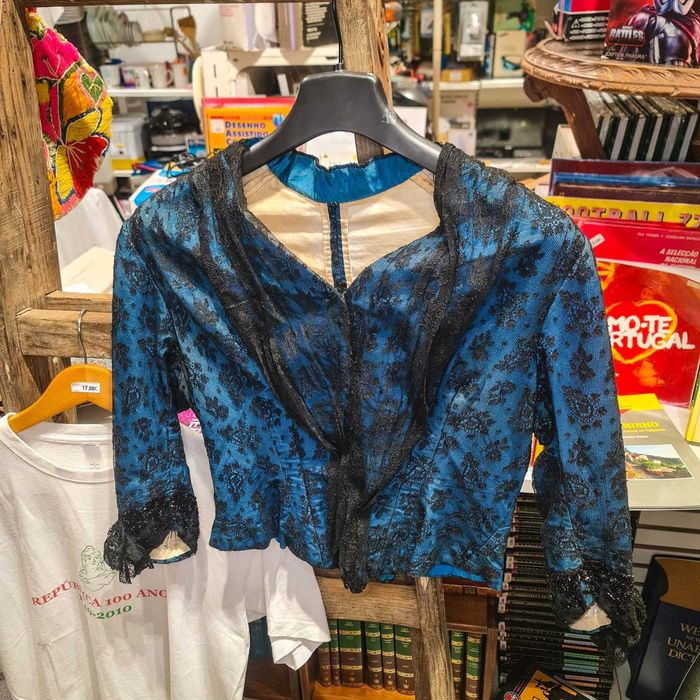 Blusa Antiga Senhora (c. 1890 a 1920) – Azul com Renda e Vidrilhos