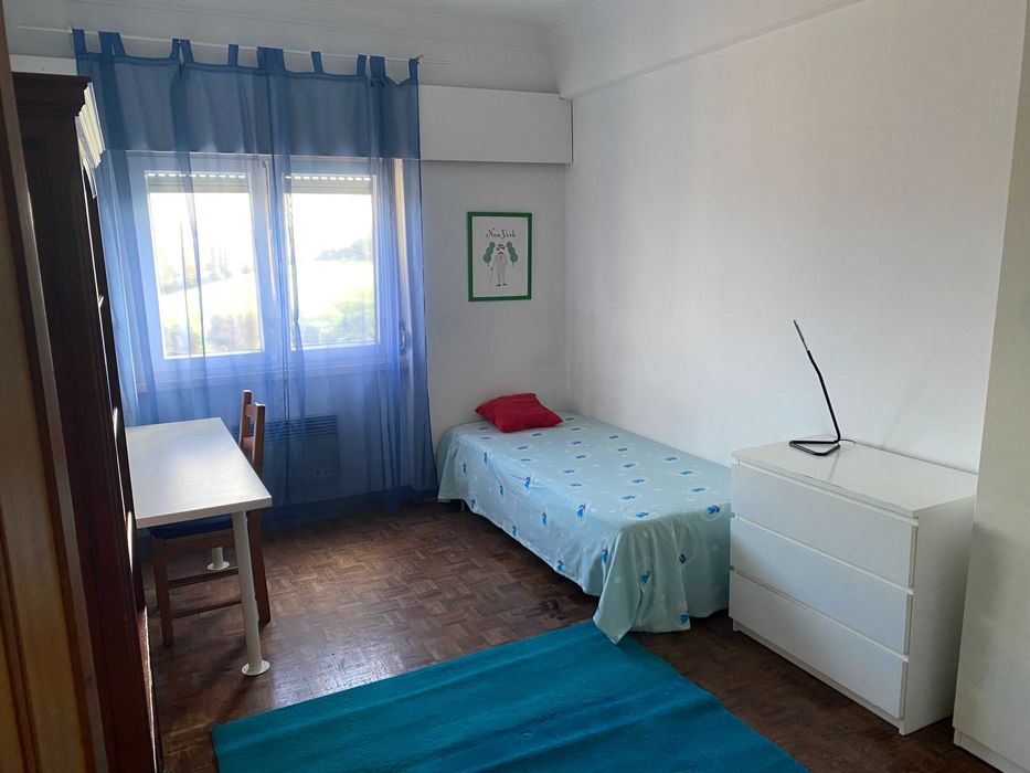 Alugo quarto individual mobilado junto ao Colombo