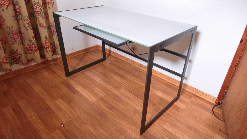 Mesa secretária de computador