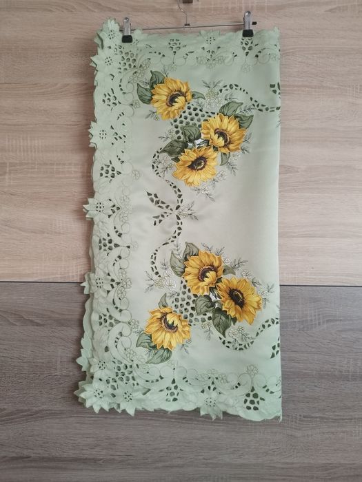 Wyszywany obrus w kwiaty kwadrat