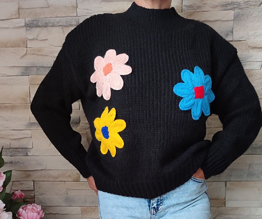 Czarny miękki sweter duże kwiaty 3D 56%wiskoza roz.M/L\XL.