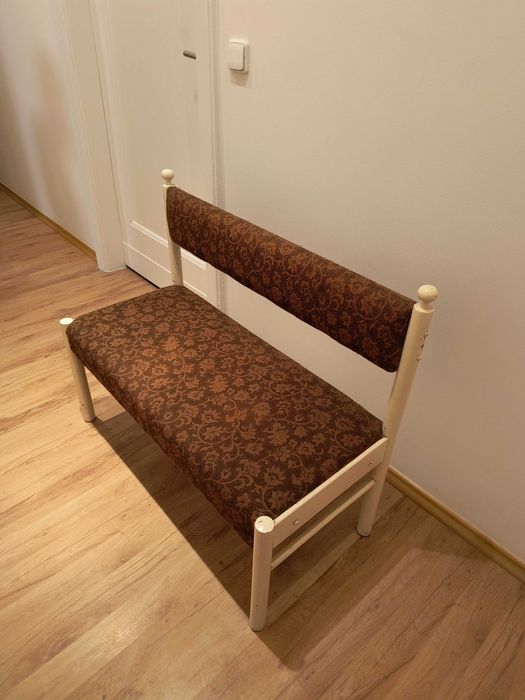 Dwie ławki drewniane, tapicerowane