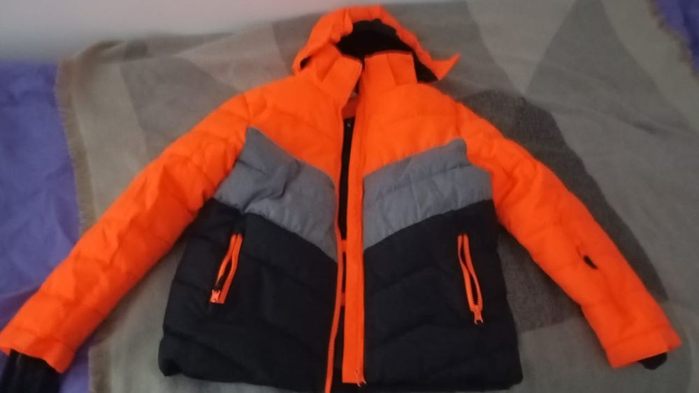 Пальто чёрное и куртка вечна-зима оранжева я  на мальчика