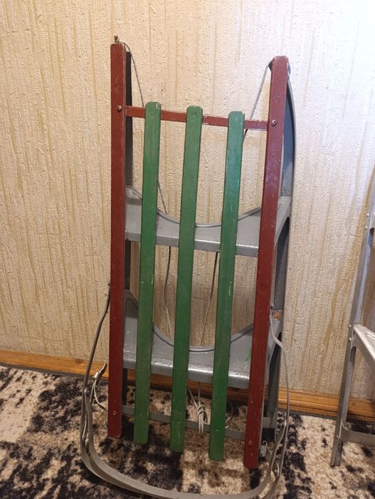 Санки, старі, але в хорошому стані