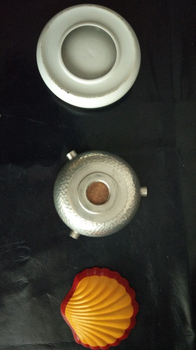 Conjunto de 2 cinzeiros holandeses.