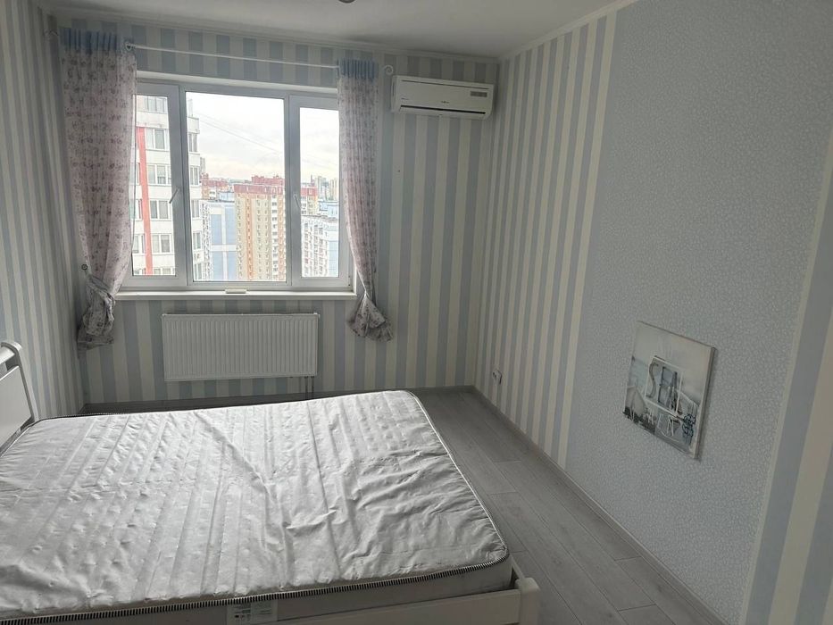 Кімната Позняки для дівчини без власників  є генератор для ліфту