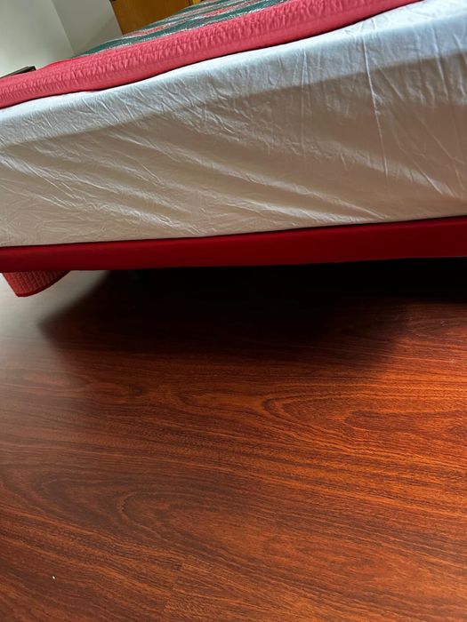 Cama com colchão (corpo e meio)