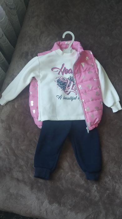 Набір одягу для дівчинки.