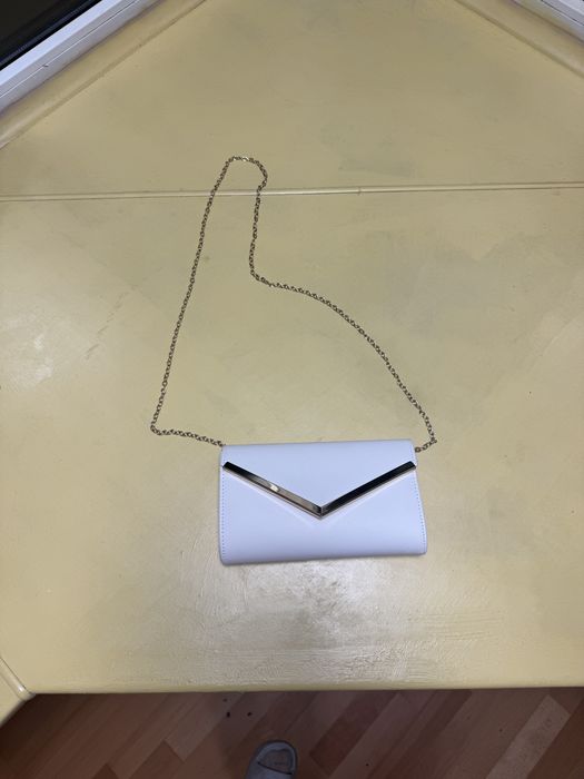 Біла сумка з позолоченою вставкою