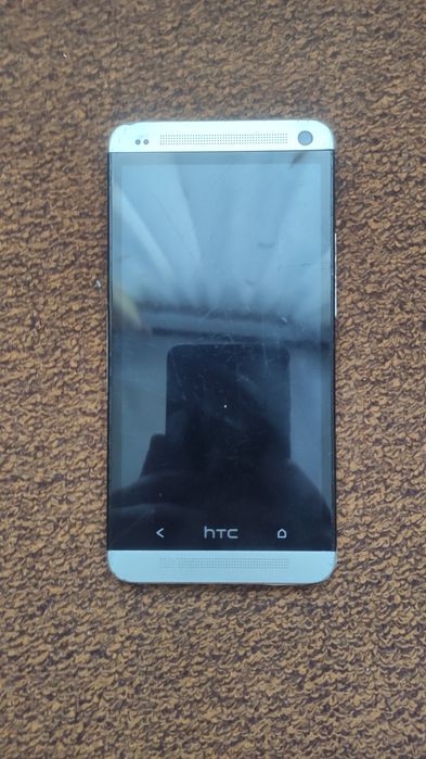 Мобільний телефон HTC One. Робочий, тріщина на екрані. Без зарядки.