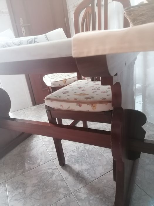 Mesa de cozinha em madeira maciça com 5 cadeiras com tampo em pedra má