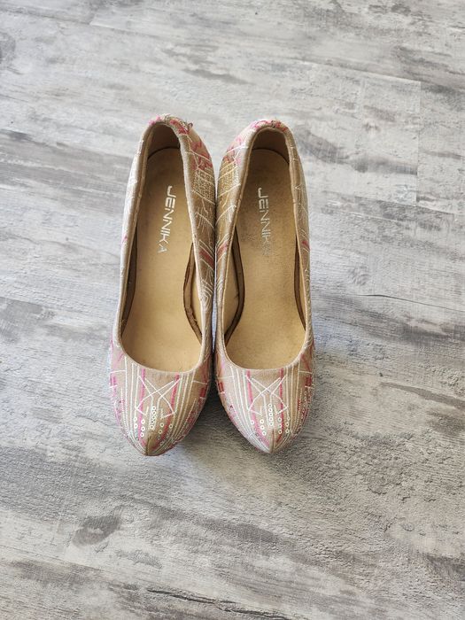 Sapatos altos cor creme e rosa