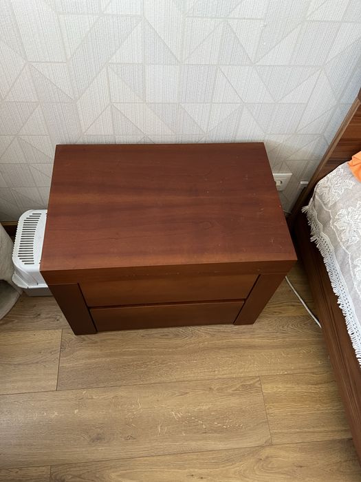 Cama e 2 mesas de cabeceira conjunto