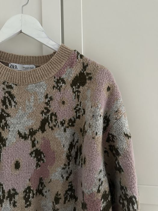 Sweter w kwiaty oversize Zara prosty