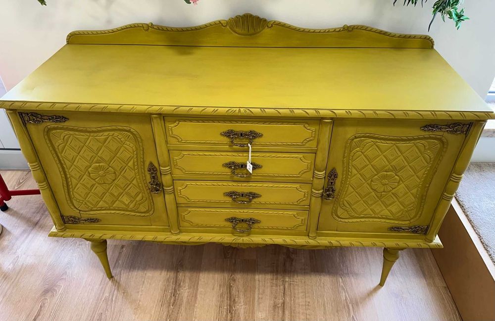 Aparador restaurado em amarelo torrado. Ótimo estado.
