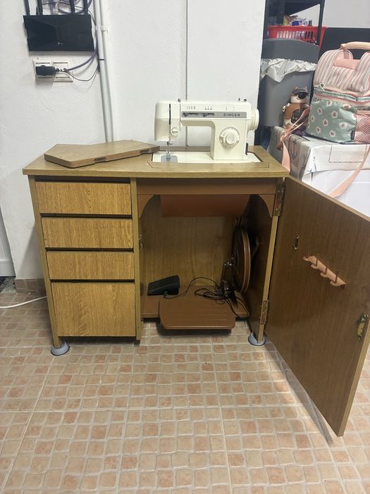 Móvel c/máquina de costura Singer