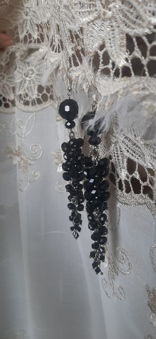 Сережки довгі, чорні,