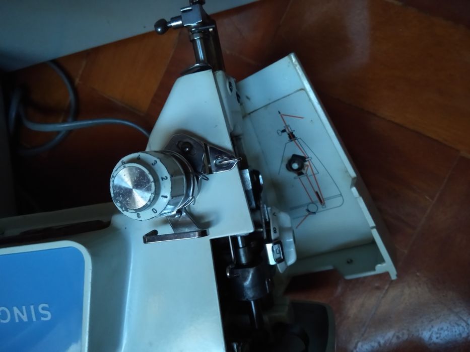 Máquina de costura Singer 612G antiga