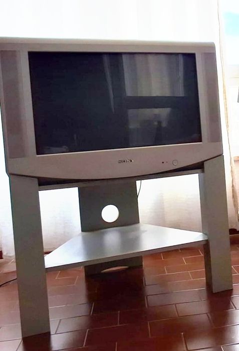 Televisão 26 polegadas  Sony KV-28LS65E com móvel
