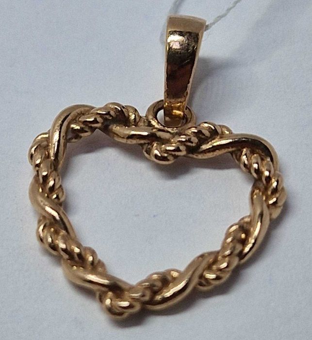 Кулон из красного золота.