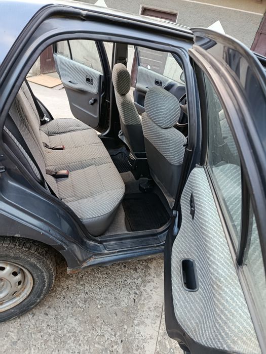 Автомобіль нісан дизель