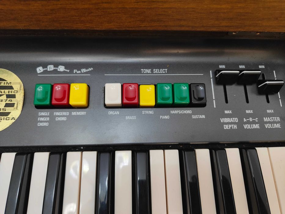 Orgão + Banco YAMAHA, modelo CN - 70