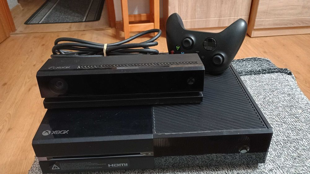 Konsola XBOX ONE + Kinect,  PAD, Zasilacz z okablowaniem
