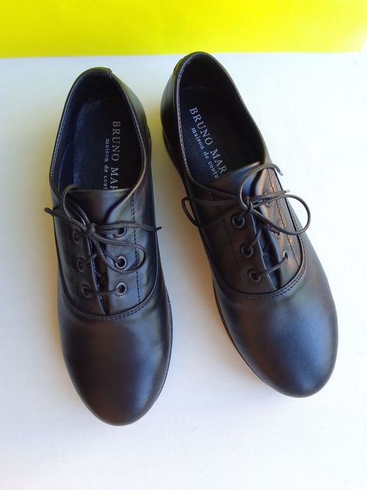 Чорні шкіряні туфлі